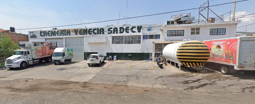 Fachada de la planta de Cremería Venecia en Abadiano, Michoacán